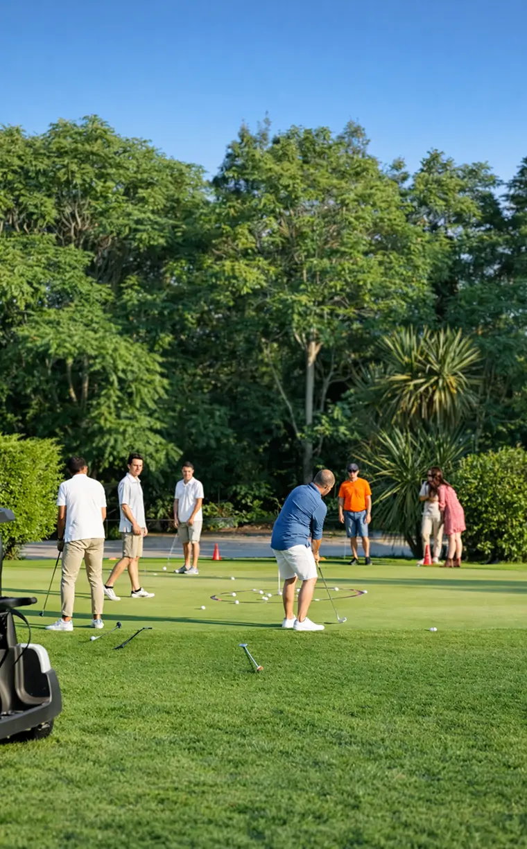 Personnes d’une entreprise jouant au golf